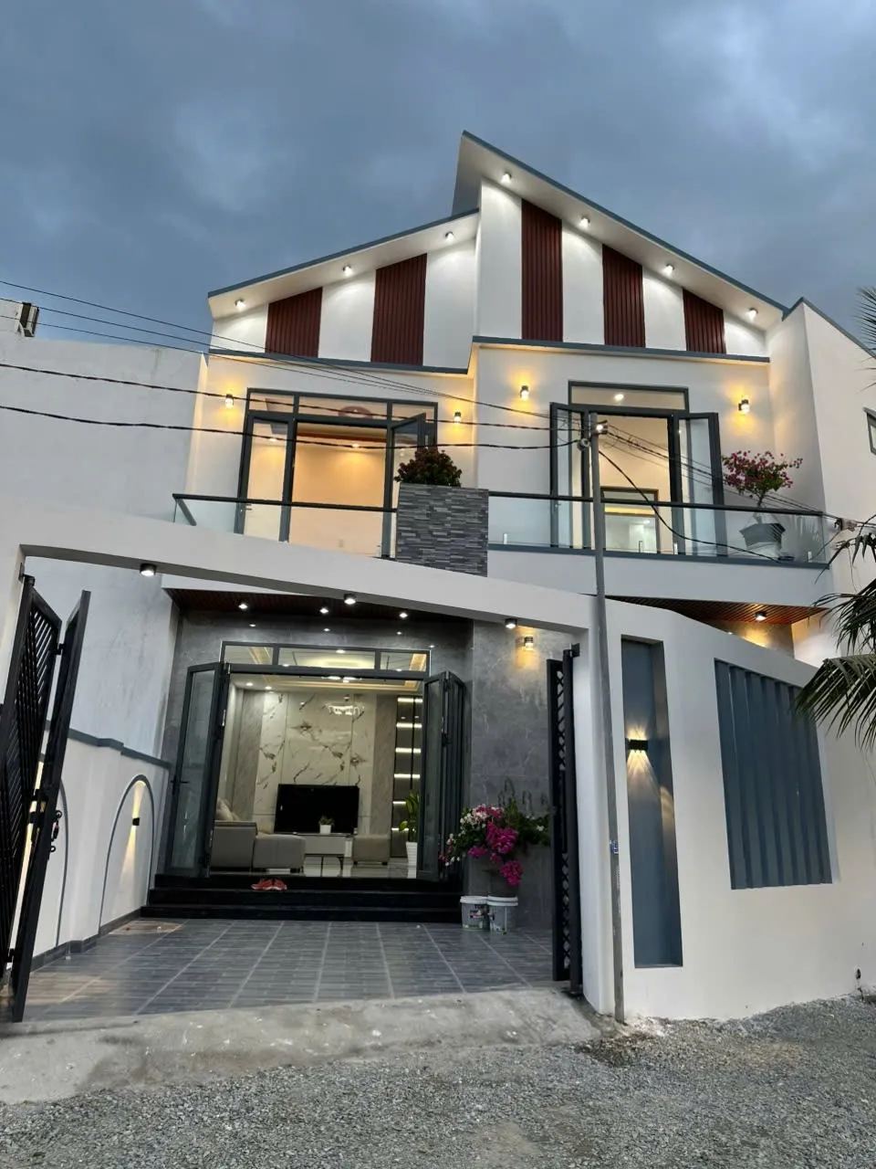 Nhà 2 tầng ngang 12m, 88,6m², sân ô tô, sổ riêng, cách Huỳnh Thúc Kháng 200m – Diên Toàn