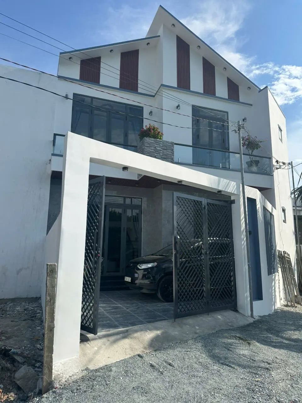 Nhà lầu 133m² full nội thất, sân ô tô, cách chợ Thành 1km – Diên Điền